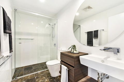 Qube Broadbeach Ocean View Apartments - Go Out 1