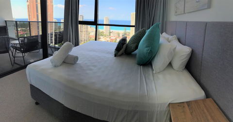 Qube Broadbeach Ocean View Apartments - Go Out 23