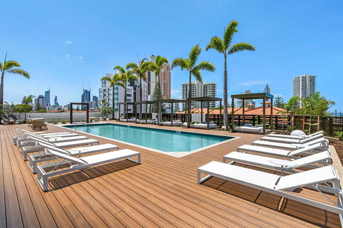 Qube Broadbeach Ocean View Apartments - Go Out 16