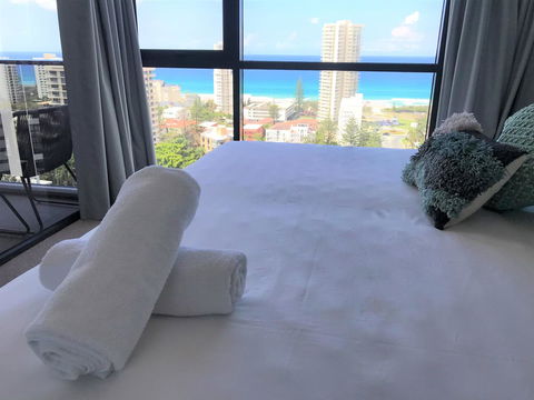 Qube Broadbeach Ocean View Apartments - Go Out 20