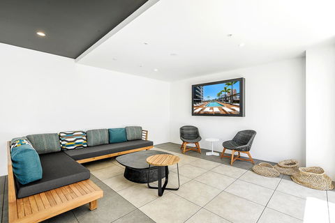 Qube Broadbeach Ocean View Apartments - Go Out 32