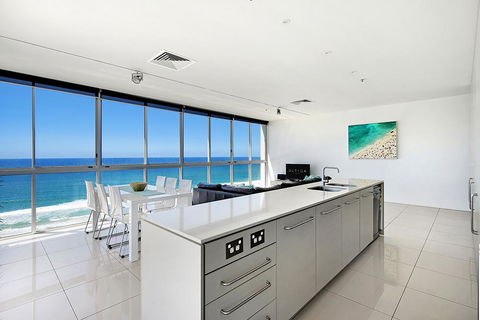 ULTIQA Air On Broadbeach - Pubs and Clubs 1