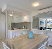 Kananda Beach House - Pubs and Clubs