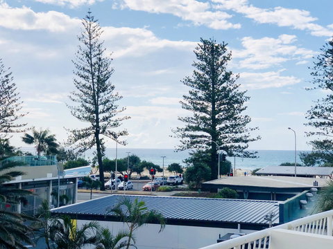 Kirra Beach Apartments - Go Out 5