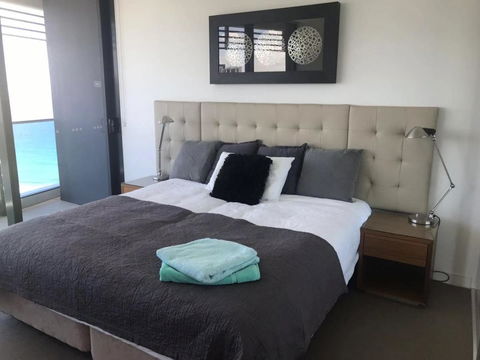 Luxury 3 Bedroom In Heart Of Broadbeach - Pubs and Clubs 20