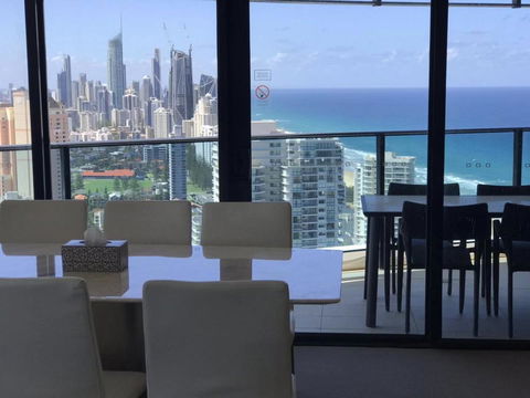 Luxury 3 Bedroom In Heart Of Broadbeach - Pubs and Clubs 12
