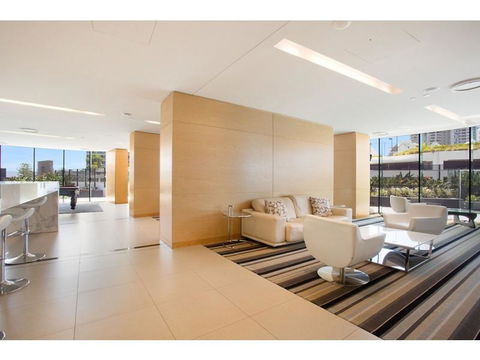 Luxury 3 Bedroom In Heart Of Broadbeach - Pubs and Clubs 8