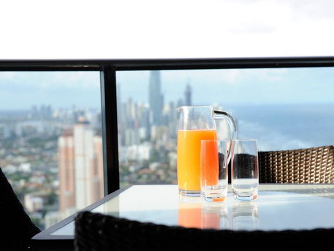 Luxury 3 Bedroom In Heart Of Broadbeach - Pubs and Clubs 14