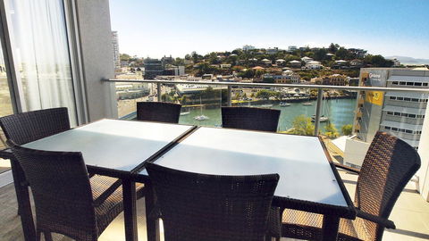 Oaks Townsville Gateway Suites - Go Out 8