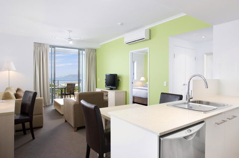 Oaks Townsville Gateway Suites - Go Out 12