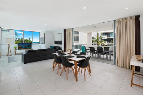 Element On Coolum Beach - Pubs and Clubs 3