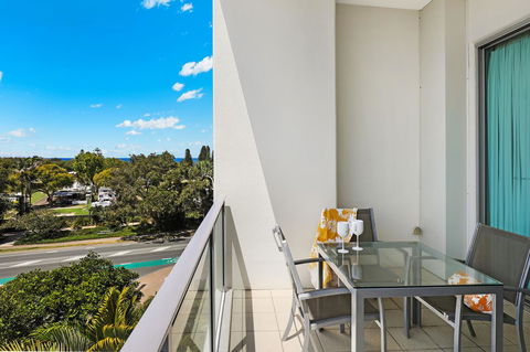 Element On Coolum Beach - Pubs and Clubs 24