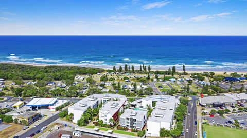 Element On Coolum Beach - Pubs and Clubs 0