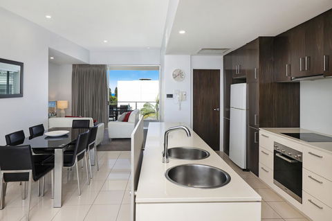 Element On Coolum Beach - Pubs and Clubs 10