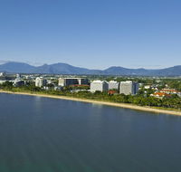Holiday Inn Cairns Harbourside - Pubs and Clubs