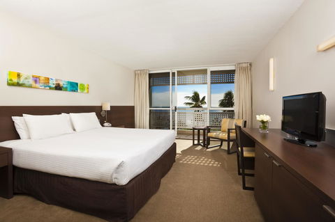 Cairns Harbourside Hotel - Go Out 10