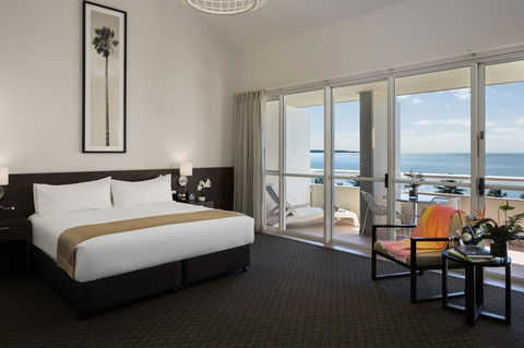Cairns Harbourside Hotel - Go Out 11