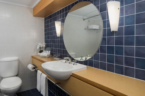 Cairns Harbourside Hotel - Go Out 18