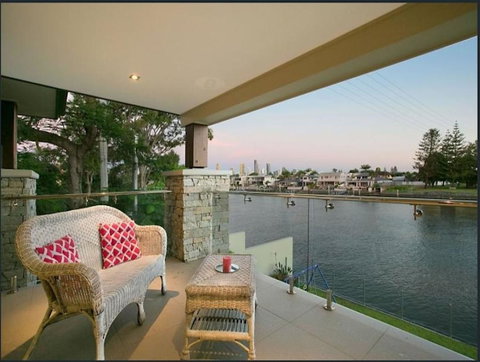 Riverfront Dream - Pubs and Clubs 24