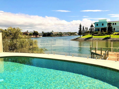 Riverfront Dream - Pubs and Clubs 33