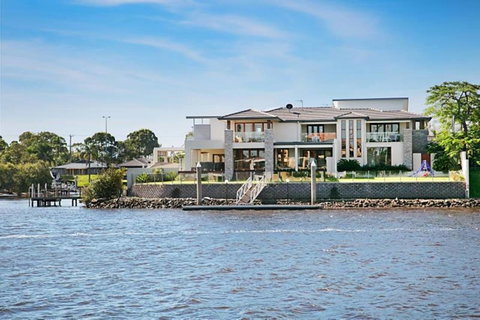 Riverfront Dream - Pubs and Clubs 0