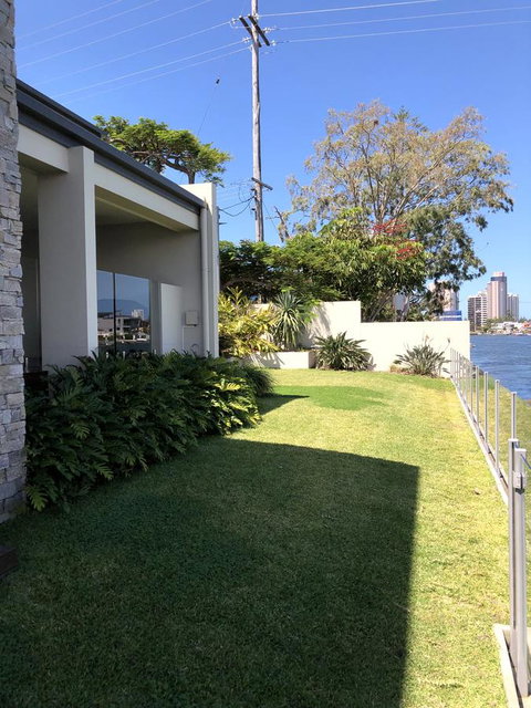 Riverfront Dream - Pubs and Clubs 34