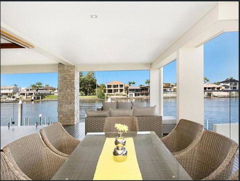 Riverfront Dream - Pubs and Clubs 28