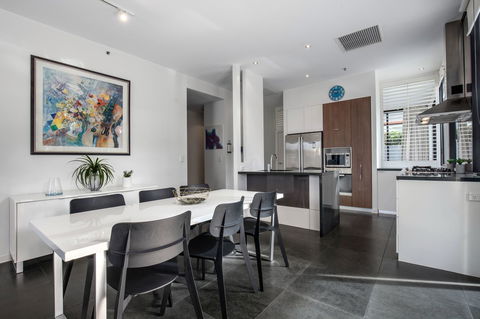 Ultra Broadbeach - Pubs and Clubs 24