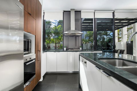 Ultra Broadbeach - Pubs and Clubs 25