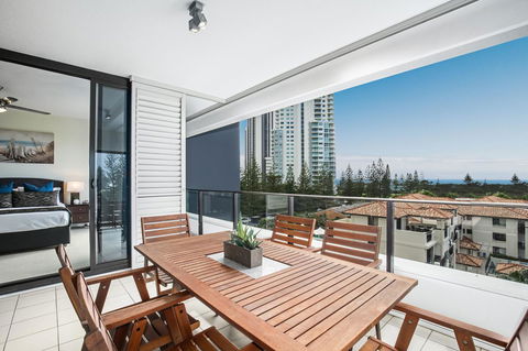 Ultra Broadbeach - Pubs and Clubs 6