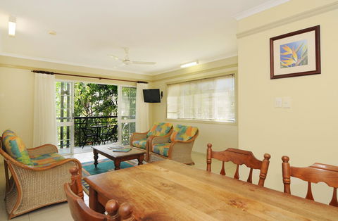 Cairns Queenslander Hotel & Apartments - Go Out 27