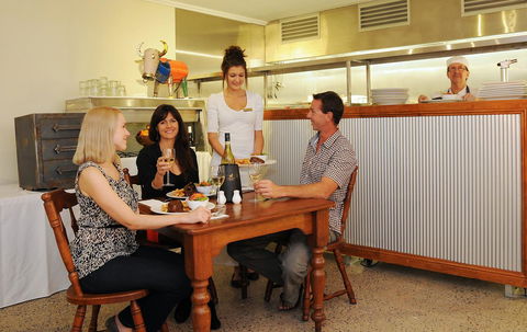 Cairns Queenslander Hotel & Apartments - Go Out 11