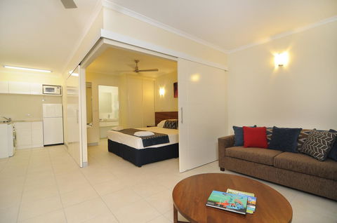 Cairns Queenslander Hotel & Apartments - Go Out 17