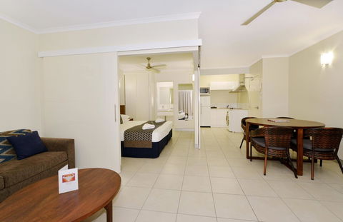 Cairns Queenslander Hotel & Apartments - Go Out 10
