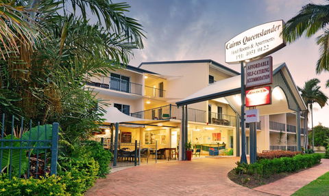 Cairns Queenslander Hotel & Apartments - Go Out 0