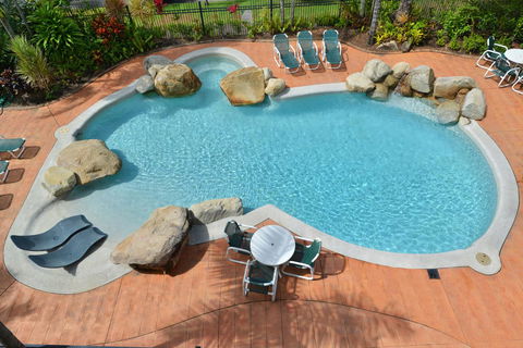 Cairns Queenslander Hotel & Apartments - Go Out 4