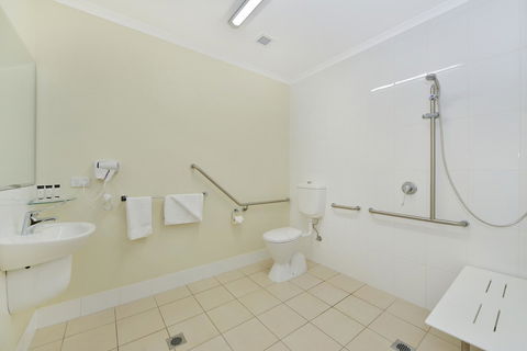 Cairns Queenslander Hotel & Apartments - Go Out 38