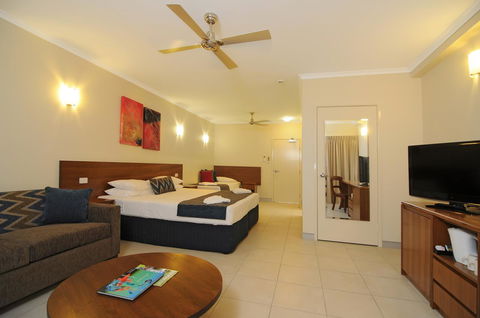 Cairns Queenslander Hotel & Apartments - Go Out 6