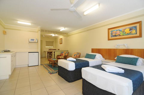 Cairns Queenslander Hotel & Apartments - Go Out 8
