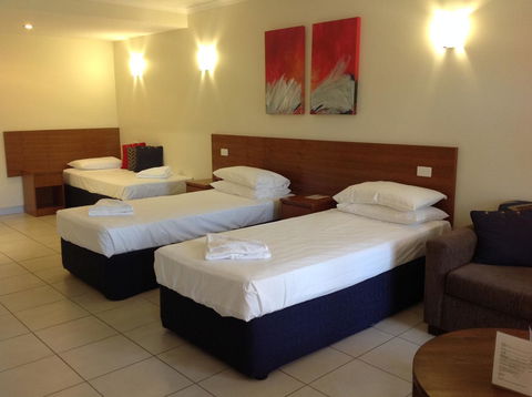 Cairns Queenslander Hotel & Apartments - Go Out 28