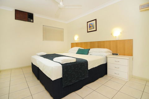 Cairns Queenslander Hotel & Apartments - Go Out 18
