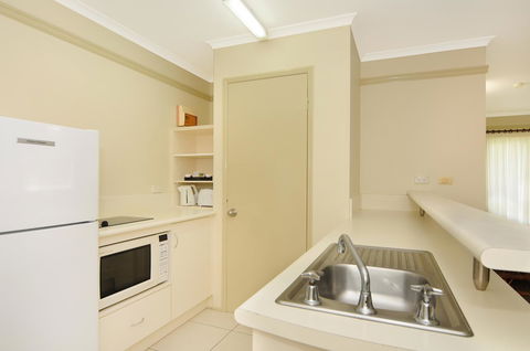 Cairns Queenslander Hotel & Apartments - Go Out 25