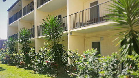 Cairns Queenslander Hotel & Apartments - Go Out 32