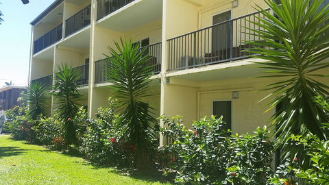 Cairns Queenslander Hotel & Apartments - Go Out 26