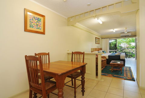 Cairns Queenslander Hotel & Apartments - Go Out 21