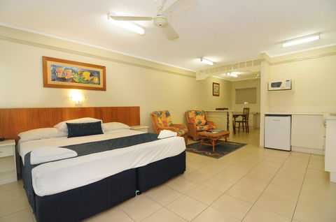 Cairns Queenslander Hotel & Apartments - Go Out 22