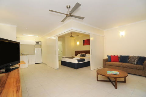 Cairns Queenslander Hotel & Apartments - Go Out 16