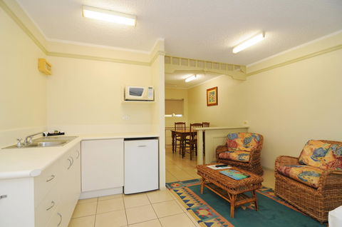 Cairns Queenslander Hotel & Apartments - Go Out 20