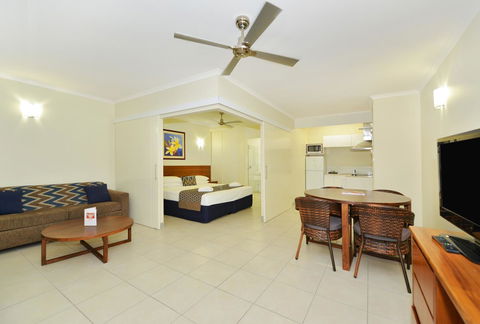 Cairns Queenslander Hotel & Apartments - Go Out 9