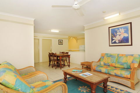 Cairns Queenslander Hotel & Apartments - Go Out 14